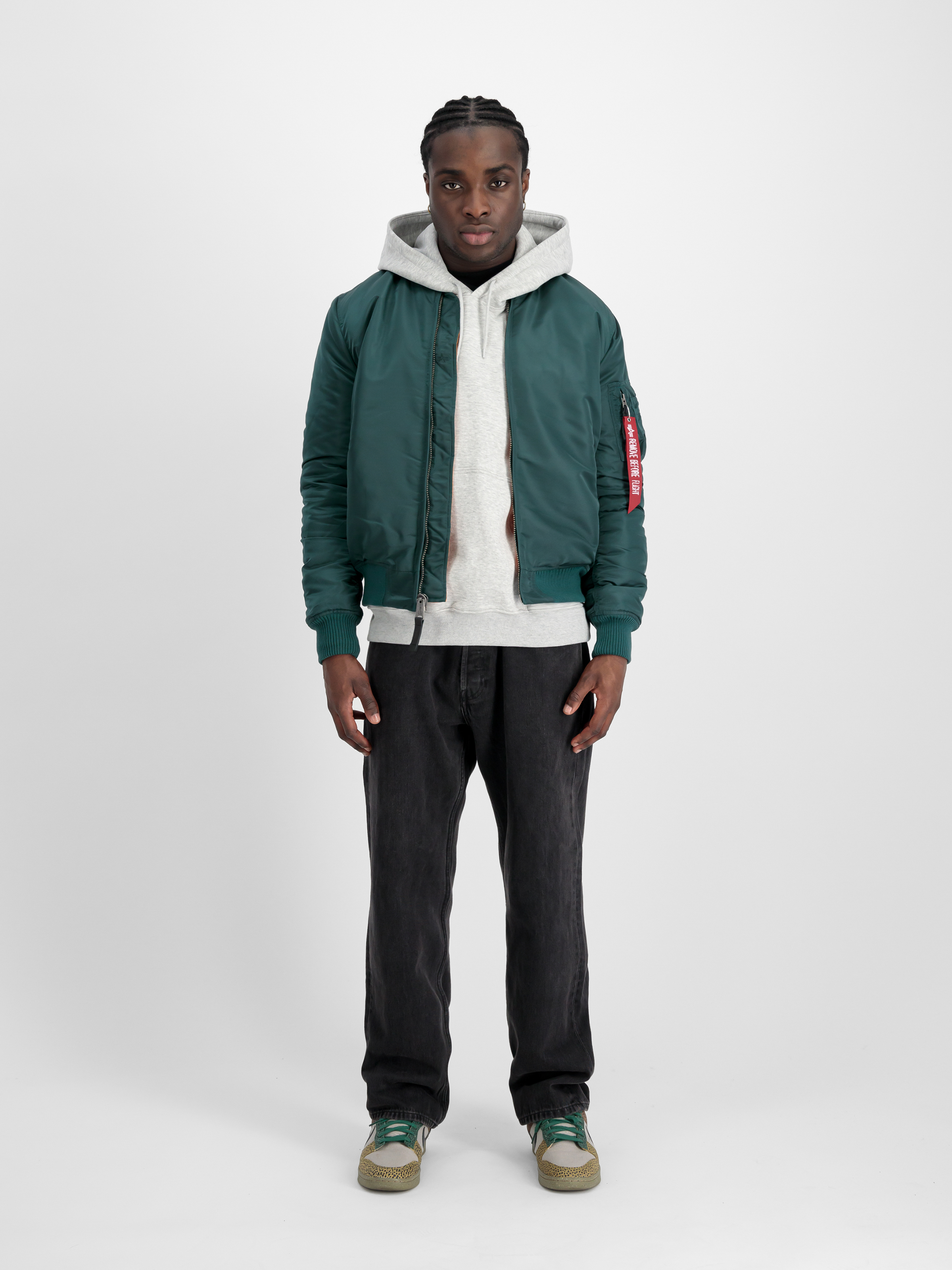 MA-1 VF 59 Vintage Fit Bomber Jacket Force Green 191118_720_2_model_00001_97084