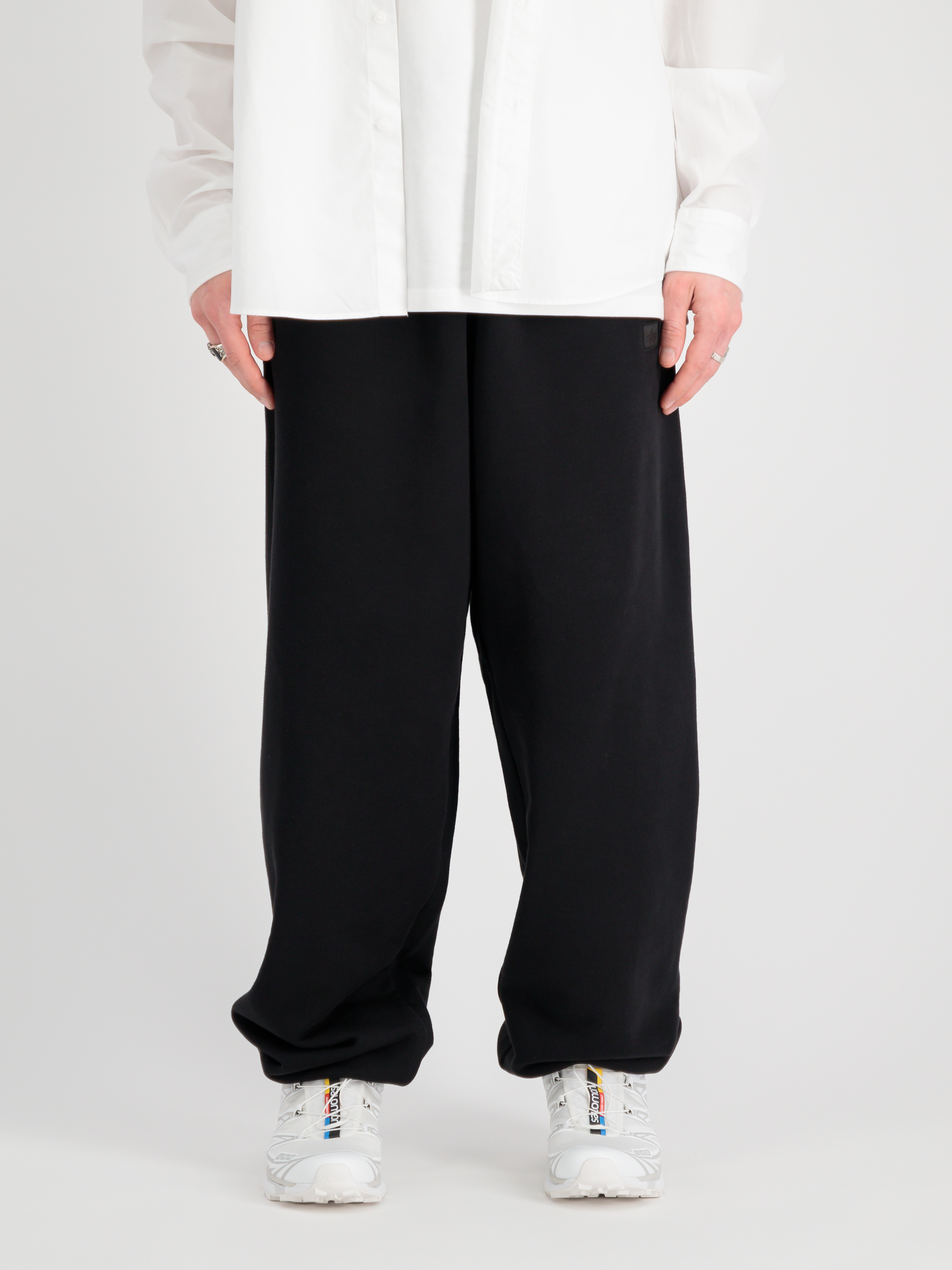 Alpha Essentials RL Jogger black 146364_03_2_model_00003_99707.jpg